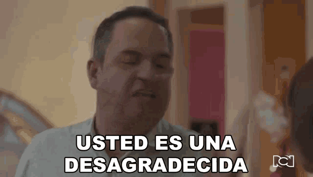a man is saying usted es una desagrada