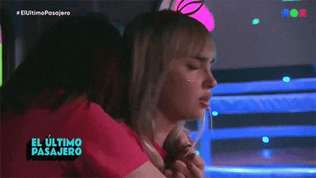 a woman is being held by another woman with the words el ultimo pasajero written on the bottom
