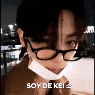 a man wearing glasses and a face mask says soy de kei