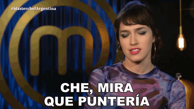 a woman says che mira que punteria in front of a master chef logo