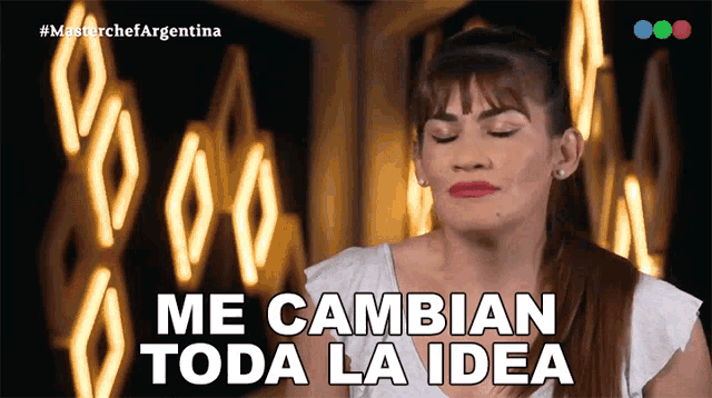 a woman says me cambian toda la idea in front of lights