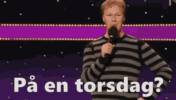 a man in a striped sweater is holding a microphone and says pa en torsdag