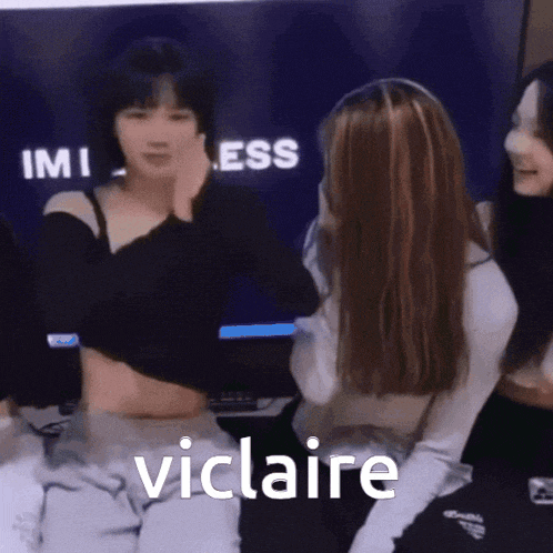 a group of girls are sitting in front of a television and the word vicaire is on the bottom