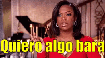 a woman in a red dress says quiero algo bara in spanish
