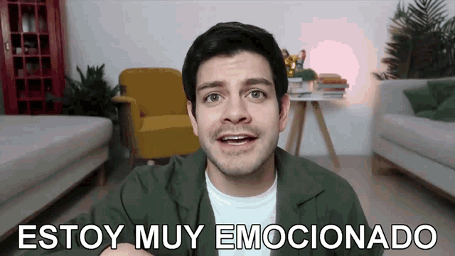 a man says " estoy muy emocionado " in a video