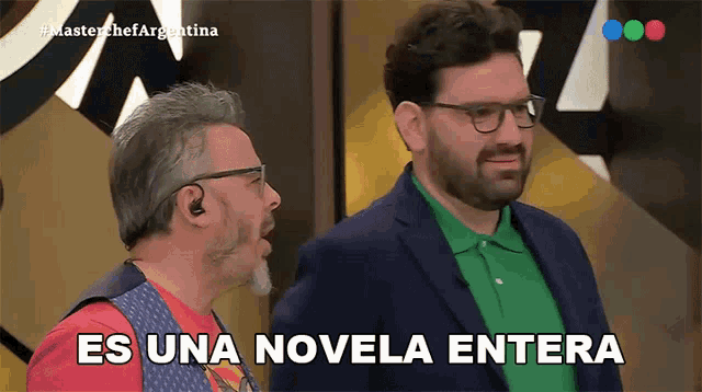 two men standing next to each other with the words es una novela entera written in black