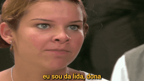 a close up of a woman 's face with eu sou da lida dona in yellow letters