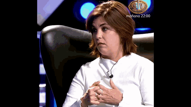 a woman sitting in a chair with a microphone around her neck and the words mañana at the top