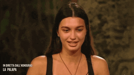 a woman in a black tank top is smiling with the words in diretta dall honduras la palapa written below her