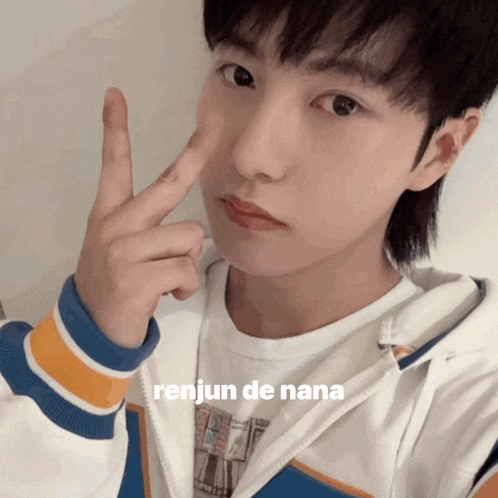 renjun de nana is written on a picture of a young boy