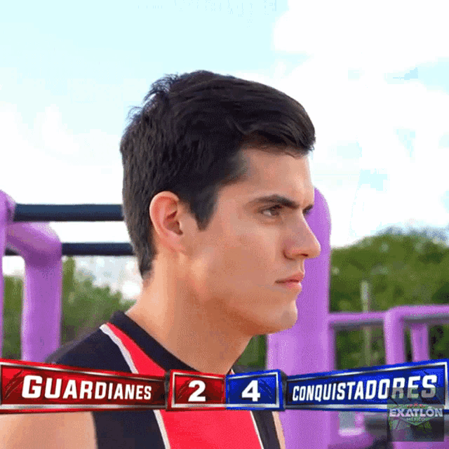 a man is standing in front of a scoreboard that says guardianes 2 and conquistadores 4