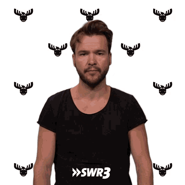 a man wearing a black shirt that says swr3 on it