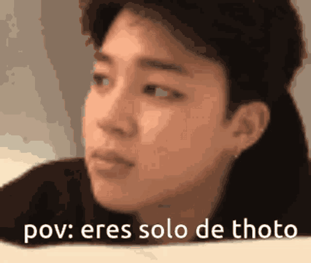 a close up of a person 's face with the words pov : eres solo de thoto written below it