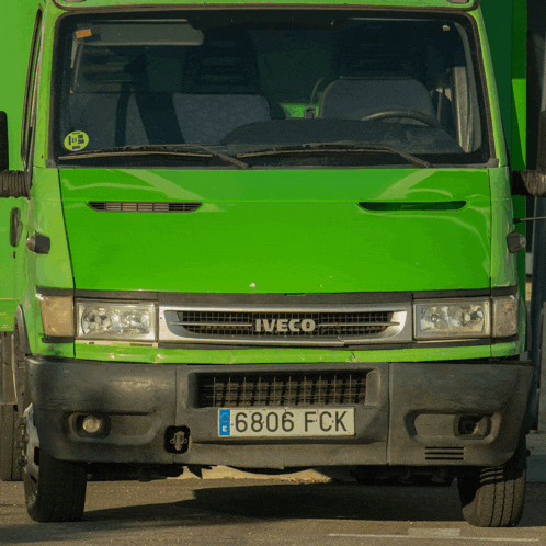 a green iveco truck with a license plate that says ' 6806 fck '
