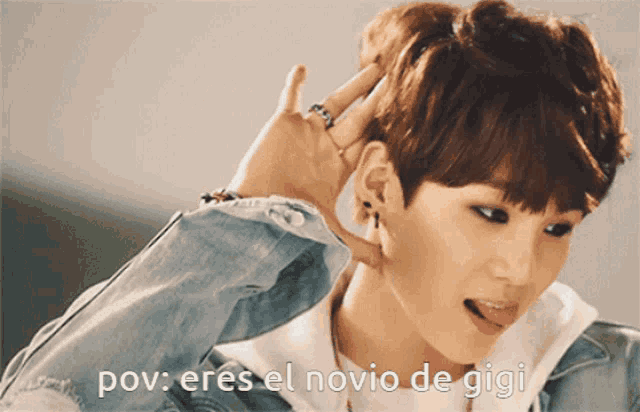 a young man with his tongue hanging out and the words pov eres el novio de gigi above him