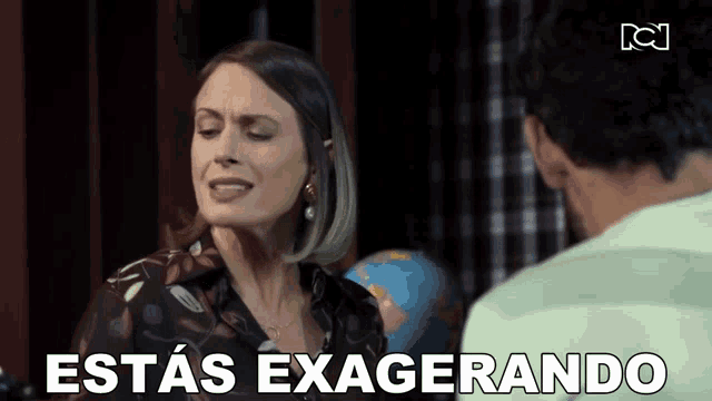 a woman talking to a man with the words " estas exagerando " written on the bottom