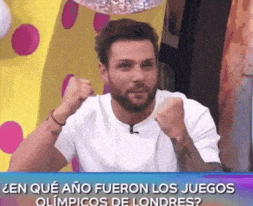 a man with his fist in the air and the words " en que ano fueron los juegos olimpicos de londres " behind him