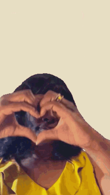 Camiletta Missiedee GIF - Camiletta Missiedee Hand Heart Sign GIFs