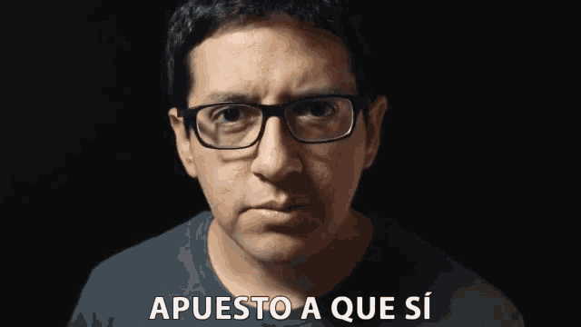 a man with glasses says apuesto a que si in spanish