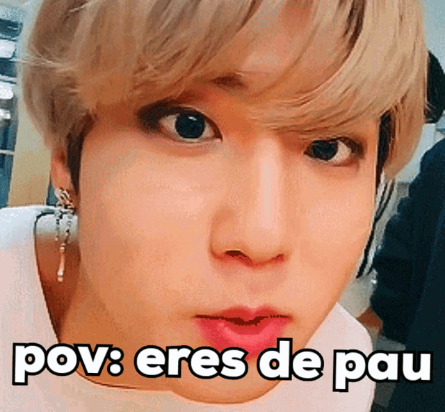 a close up of a person 's face with the words pov eres de pau written on it