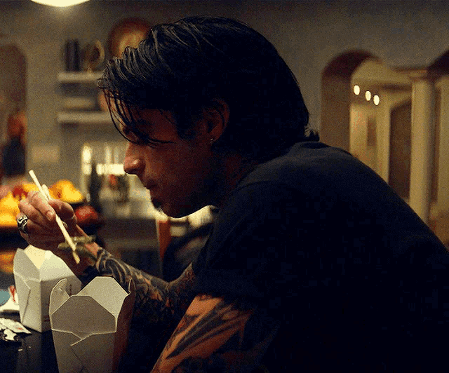 Pam And Tommy Tommy Lee GIF - Pam And Tommy Tommy Lee Chinese Food GIFs