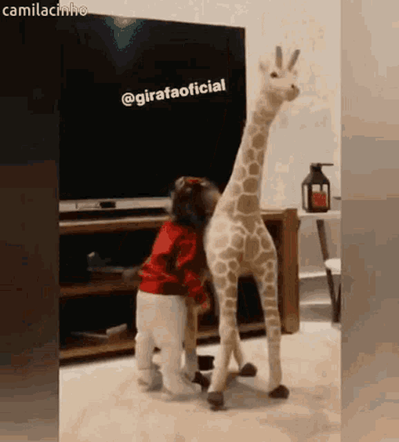 Camilacinho Hug GIF - Camilacinho Hug Giraffe GIFs