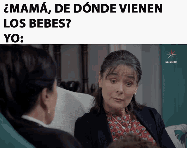 two women are sitting on a couch with the words mama de donde vienen los bebes on the top