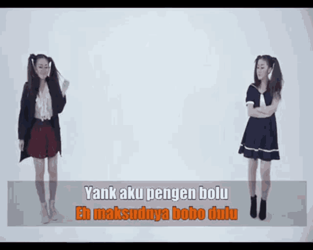 two girls are standing next to each other with the words yank aku pengen bolu eh maksudnya bobo dulu behind them