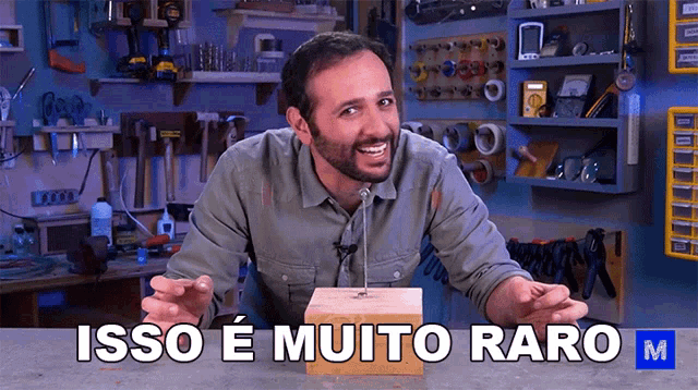 a man in a workshop with the words isso e muito raro on the bottom