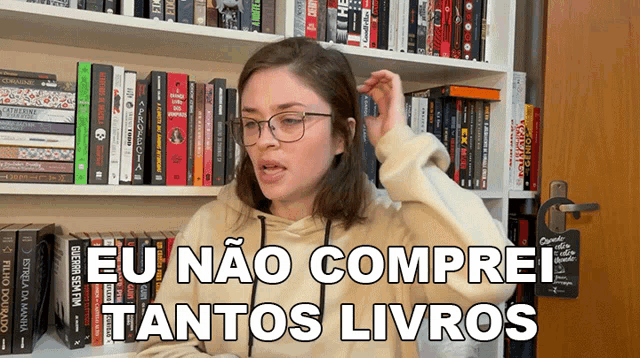 a woman sitting in front of a bookshelf with the words eu nao compre tantos livros above her