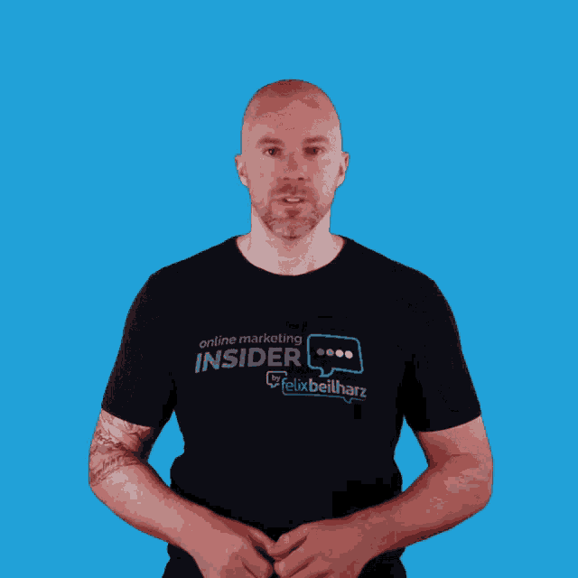 a man wearing a black shirt that says online marketing insider on it