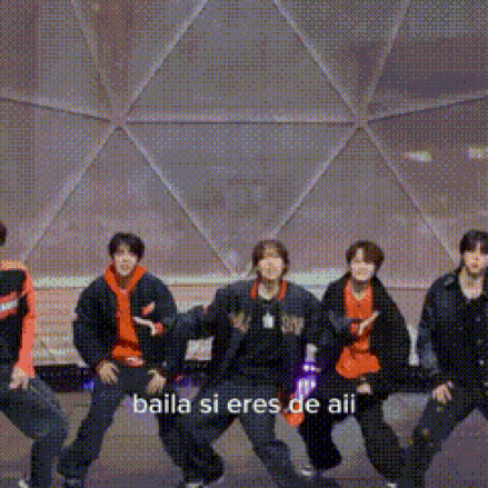 a group of people are dancing in front of a dome and the words baila si eres de aii are written on the screen .
