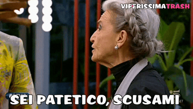 a woman says sei patetico scusami in a video