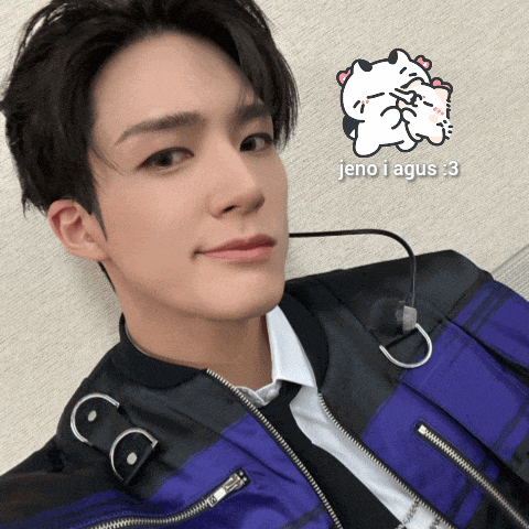 a close up of a person with a sticker that says jeno i agus 3 on it