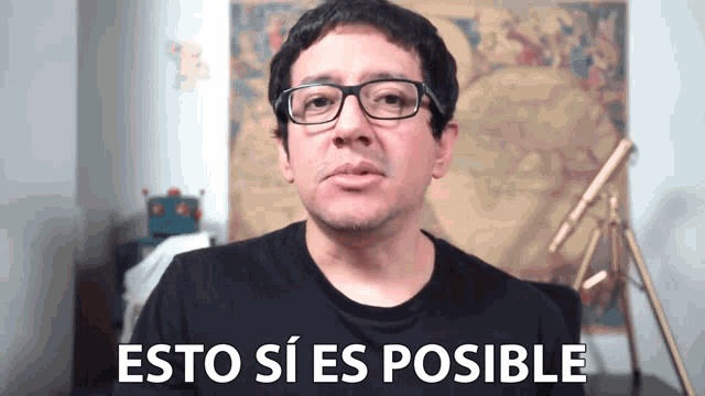 a man wearing glasses and a black shirt says esto si es posible