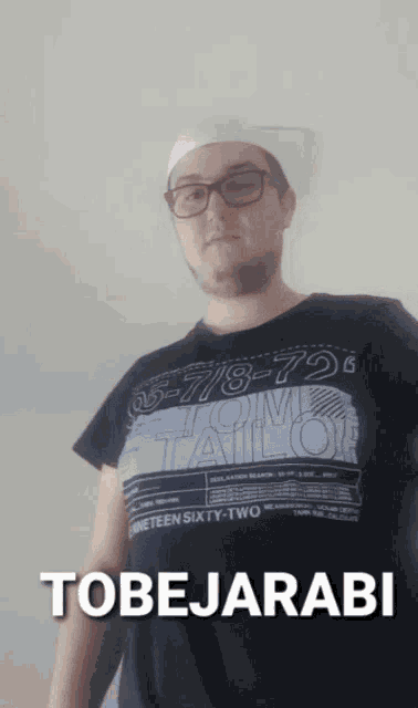 a man wearing a shirt that says tobejarabi
