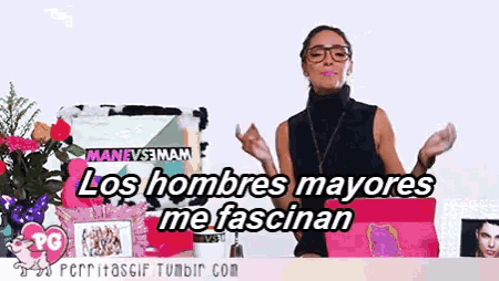 a woman wearing glasses stands in front of flowers and a sign that says los hombres mayores me fascinan