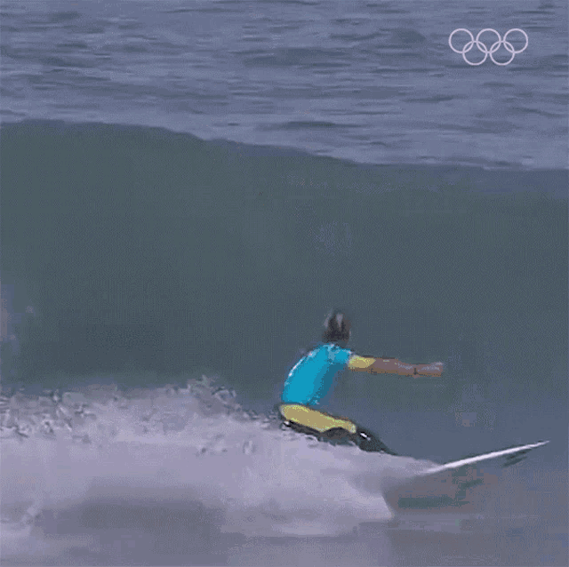 a person riding a wave on a surfboard that says nz