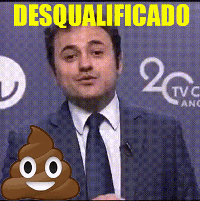 a man in a suit and tie stands next to a pile of poop and the words desqualificado