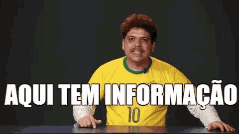 a man wearing a yellow shirt with the number 10 on it says aqui tem informacao