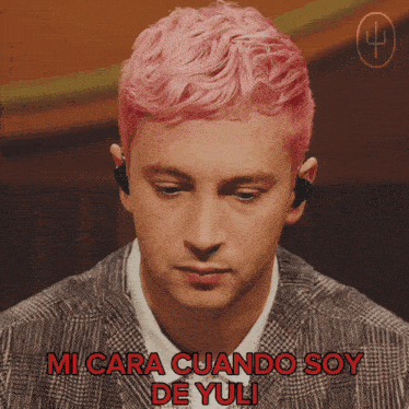 a man with pink hair has the words mi cara cuando soy de yuli below him
