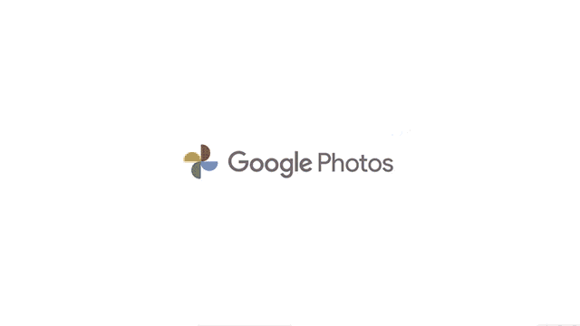 Chad Kroeger, vocalista da banda Nickelback, em um de seus clipes mostrando um porta-retrato, porém nele aparece a imagem do Google Fotos.