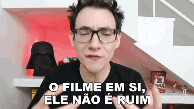 a man with glasses says o filme em si ele não e ruim