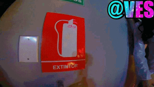 a red sign with a fire extinguisher and the word extintor on it