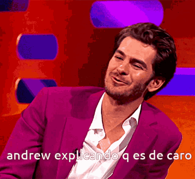 a man in a purple suit is smiling with the words andrew explicando q es de caro below him