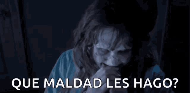 a woman with a scary face and the words que maldad les hago below her