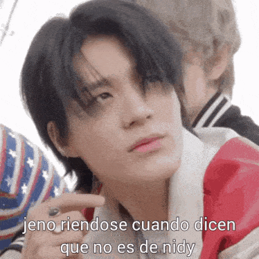 a close up of a person 's face with the words jeno riendose cuando dicen que no es de nidy written below it