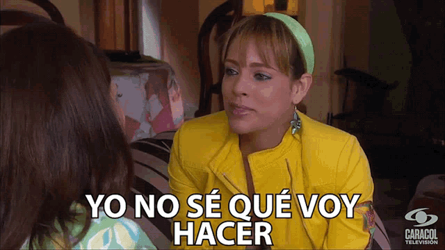 a woman in a yellow jacket is talking to another woman with yo no se que voy hacer written in white