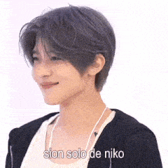 a close up of a person 's face with the words sion solo de niko written on the bottom .