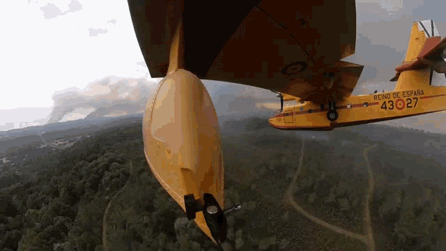 a yellow plane with reino de espana written on the side